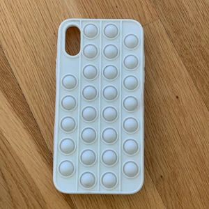 Pop it mobilskal - Detta är ett pop it mobilskal. Den har inte användas många gånger, så den är i bra skick. Den är för mobil storleken XS och säljs för 10kr + frakt