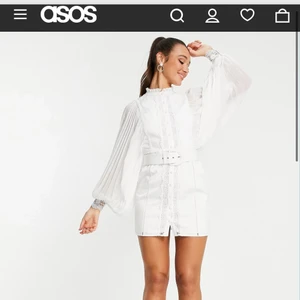 Vit klänning  -  Perfekt studentklänning! Storlek S, säljer på grund av att jag hitta annan studentklänning och glömde bort att returnera klänningen i tid. Ordinarie pris 849kr men säljer för 500kr