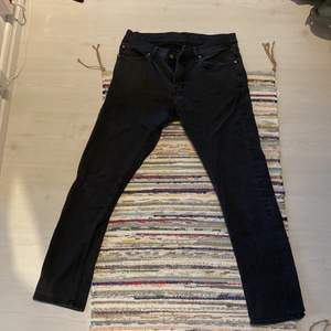 Ett par jeans i sliten svart färg i storlek 32/32, Tight modell.