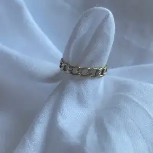 Säljer denna ringen som är köpt på guldfynd för 449kr och liknar lite den riktiga bismarck ringen som ni ser på bild 2, säljer för 220kr då den knappt är använd och inte rostig! 💕den är i storleken 15 mm