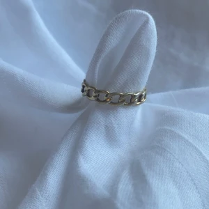 Liknande Bismarck ring - Säljer denna ringen som är köpt på guldfynd för 449kr och liknar lite den riktiga bismarck ringen som ni ser på bild 2, säljer för 220kr då den knappt är använd och inte rostig! 💕den är i storleken 15 mm