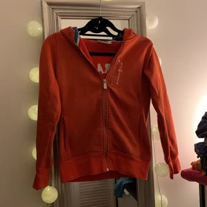 Sail Racing hoodie - En mycket väl använd Sail racing tröja. Fungerande dragkedja.