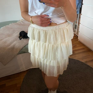 Kjol - Säljer denna jätte dina kjol i olika lager. Köpt på raglady använd max två gånger🥰