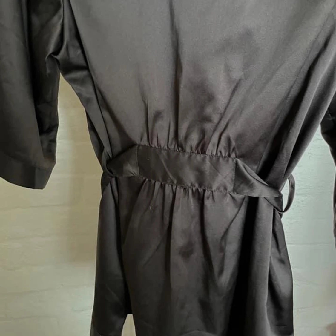 Svart kimono i sidenliknande material - 90