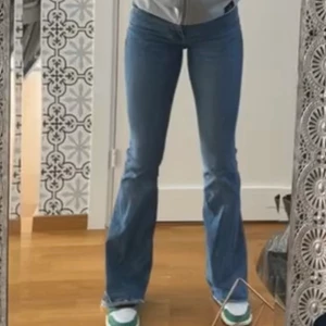 Lågmidjade bootcut jeans  - Säljer mina lågmidjade bootcut jeans från Mango i gott skick man ser färgen bra på första bilden och att dem är lågmidjade på andra bilden, storlek är 32 men passar en 34-36 också för den är stretchiga 