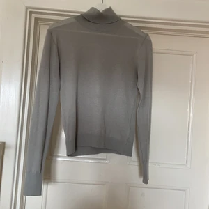 Zara tröja strl S - En sjukt snygg grön tröja från zara som inte kommit till användning, ändats använts 3-5 gånger✨ Den är som helt ny och går inte att köpa längre❤️