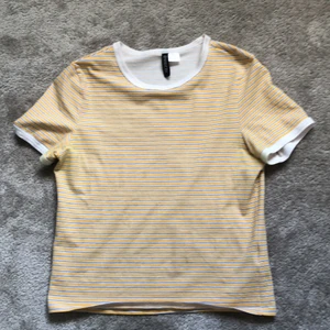 Tröja - Ganska gammal t-shirt från HM! Storlek M men skulle säga att den är en S! 