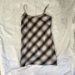 Weekday klänning - Ritning klänning från weekday, knappt använd <: