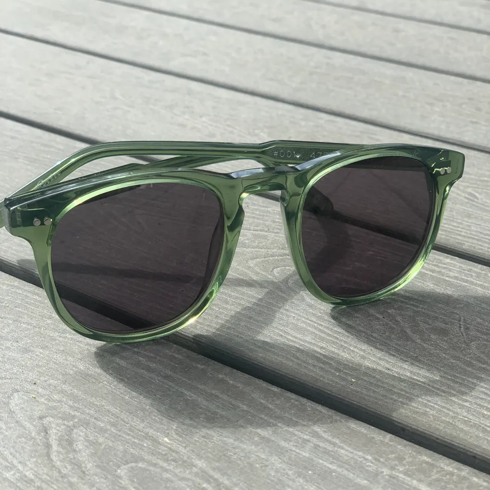 Säljer dessa super fina och trendiga chimi glasögon i modellen #001 i färgen KIWI. Accessoarer.