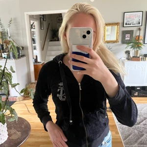 Juicy couture tröja  - Svart mjukis Tröja med dragkedja från Juicy Couture. Ganska så använd men fortfarande väldigt fint skick! Köpt för flera år sen, så det är den äldre modellen och tror inte den säljs längre.