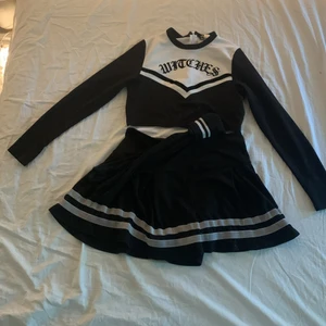 H&M - Svart vit ”cheerleader” set i bra skick. Super gulligt🌸 Man kan köpa separat ett köpa hela setet alltså tröja, kjol och knästrumporna😊