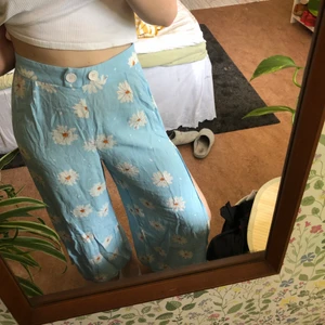 Byxor med slits beshka - Svala och somriga byxor med slits från beshka. Jättesköna, men kommer ej till användning. Storlek L men passar mig som vanligtvis har M bra också.