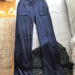 Mörkblå juicy couture - Oanvända juicy couture byxor
