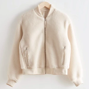 Jacka - Jacka köpt på Afound men kommer från börjarn från & other stories, köpt för 1300 men jag säljer för 500, storleken är i vanlig💞