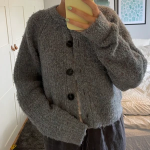 Zara kofta , storlek L  - Säljer denna baggy kofta från Zara! Den är i en mängd olika färger som ni kan se på sista bilden. 