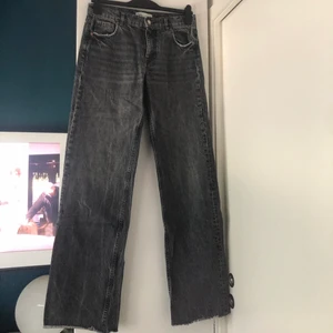 Zara jeans  - Skit snygga Lågmidjade zara jeans. Tyvär är dom för små för mig. 