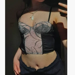 URBAN OUTFITTERS CORSET - Korsett från urban outfitter med rosa spets. Helt slutsåld online. Ny skick, använd endast ett par gånger. Storlek xs/s.