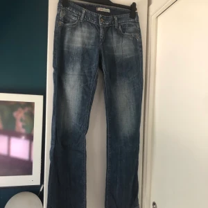 Levis jeans - Lågmidjade Levis jeans. 570 straight fit. Är inte säker på storleken men min kompis som brukar ha xs, s, 34, 36 passar i dom.