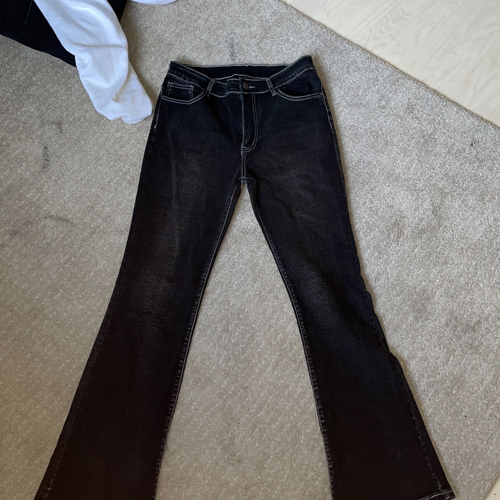 Köpte dessa jeans från SHEIN, jätte bra kvalite för SHEIN men inte min stil. I storlek L men passar M. De är väldigt stretchiga.. Jeans & Byxor.