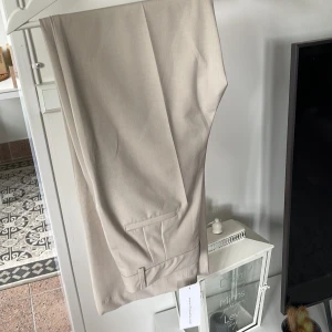 Kostymbyxor  - Helt nya från chiquelle strl S 