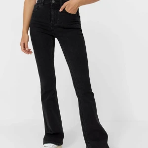 Lågmidjade jeans  - Ett par svarta bootcut jeans men låg midja❤️