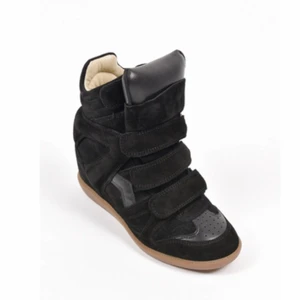 Isabel marant skor - Säljer mina isabel marant skor då de är för stora och de används inte! Köpta på sellpy och är i fint skick! Kom privat för flera bilder! 🫶