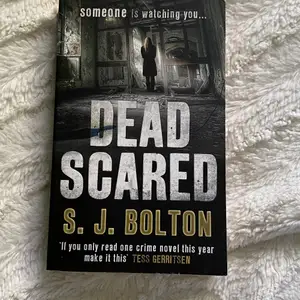 Boken Dead Scared, har inte läst men tog en bild på resesentionen så att du får läsa själv. Köpare står för frakt 