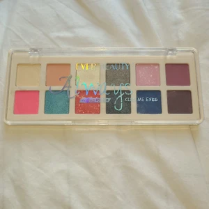 Ögonskug pallet - Aldrig använt den super bra ger mycket  Pigment!❤