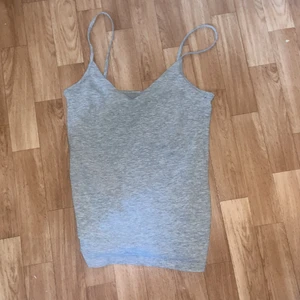 En vanlig grå topp i storlek M - Inte använt mycket. En topp från lager 157 i storlek M. 29kr är det lägsta jag säljer.