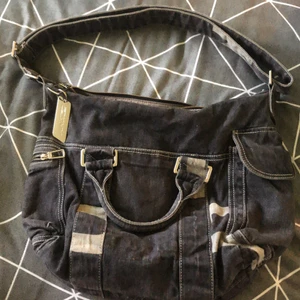 Jeansväsk från 2000-talet - Säljer den här väskan gjord av jeans material då den inte längre är min stil, nyskick och har många fickor. ✨Frakt inkluderat i pris, kontakta mig vid köp✨