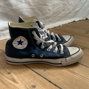 Blå convorse🫶🏻 - Säljer nu mina jättefina convorse då jag har så många andra skor plus att jag behöver pengar:(💗 Dom är i jättefint skick  och endast använda 3 gånger. Dom det lite smutsiga ut men med en tvätt så är dom nog som nya💘 köpta för 800 kr!