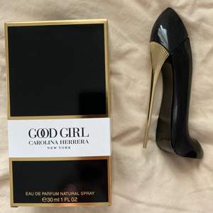 Säljer parfymen ”Good Girl” av Carolina Herrera, 30 ml + box! Köpt på Kicks för 650 kr! Sprayad 5 gånger så i princip oanvänd. 450 kr + frakt  👠