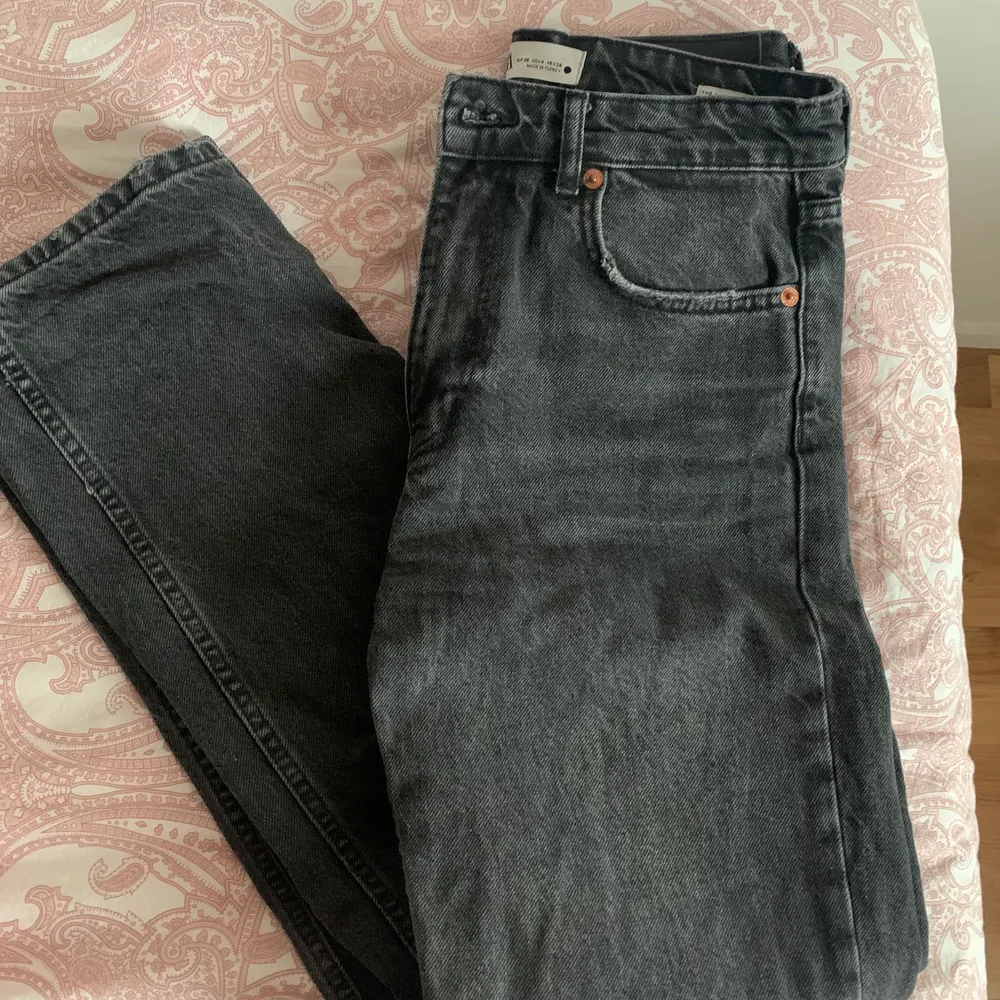 Svartgråa jeans från zara, sparsamt använda💘(första bilden är lånad), skriv för fler bilder och frågor💘. Jeans & Byxor.
