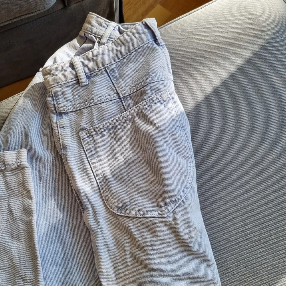 Lila jeans från pull&bear (ser mer lila ut i verkligheten). Har använt kanske 3-5 gånger. Väldigt högmidjade, luftiga och lösa. Skriv för mer bilder.. Jeans & Byxor.