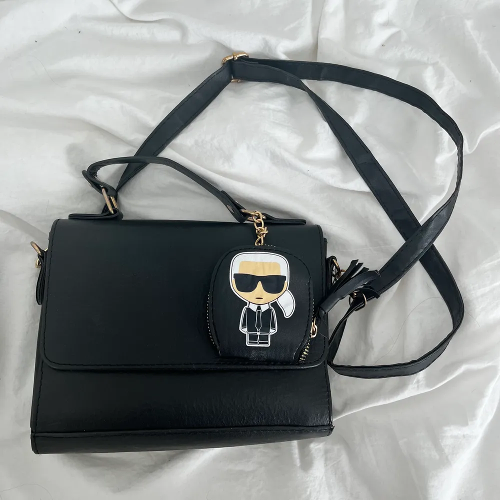 Väska från Karl Lagerfeld (kopia) 🖤 Helt oanvänd! 💕. Väskor.