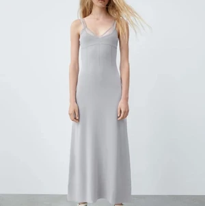 Slutsåld Zara stickad klänning med spets - ⭐️HELT oanvänd klänning från Zara med prislapp kvar! Ordinarie pris: 559 kr ⭐️ Storlek 36, men passar även mig som brukar ha 38. Om fler bilder önskas så är det bara att säga till! Säljer då det inte riktigt är min stil och tiden har gått ut för att returnera den, så jag hoppas att någon annan kan få användning av den i sommar! Köparen står för frakt. Pris kan möjligtvis diskuteras