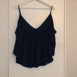 Kvälls tröjor - 2 fina tröjor med snygg Axel design en svart och en mörk blå köp en och få bådda