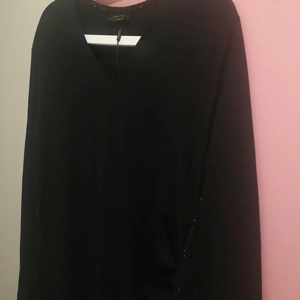 Långärmad svart klänning säljer den för 1000 kr priset kan diskuteras! . Klänningar.