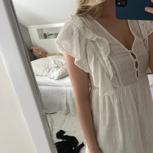 Vit sommarklänning  - Vit sommarklänning från pull&bear, aldrig använd!💕💕 köpt för 2 år sen. Storlek xs, perfekt till sommar/midsommar
