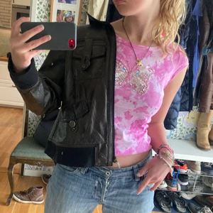 Sommar tröja - SÅ söt tröja från esprit med en fjäril på, jätte bra skick och så fin. Köparen står för frakten på 50 kr. 