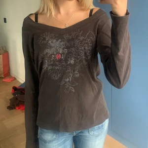 Esprit tröja 🚨PRISSÄNKT🚨 - Sååå cool tröja från esprit storlek XL, men passar många storlekar beroende på hur man vill att den ska sitta❤️ sitter som off-shoulder på mig som har ca storlek S!