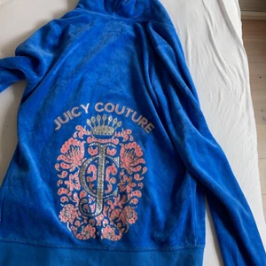 Juicy zip up - Säljer denna balla juicy couture zip up✨✨ Såå snygg och perfekt nu till sommaren💞💞