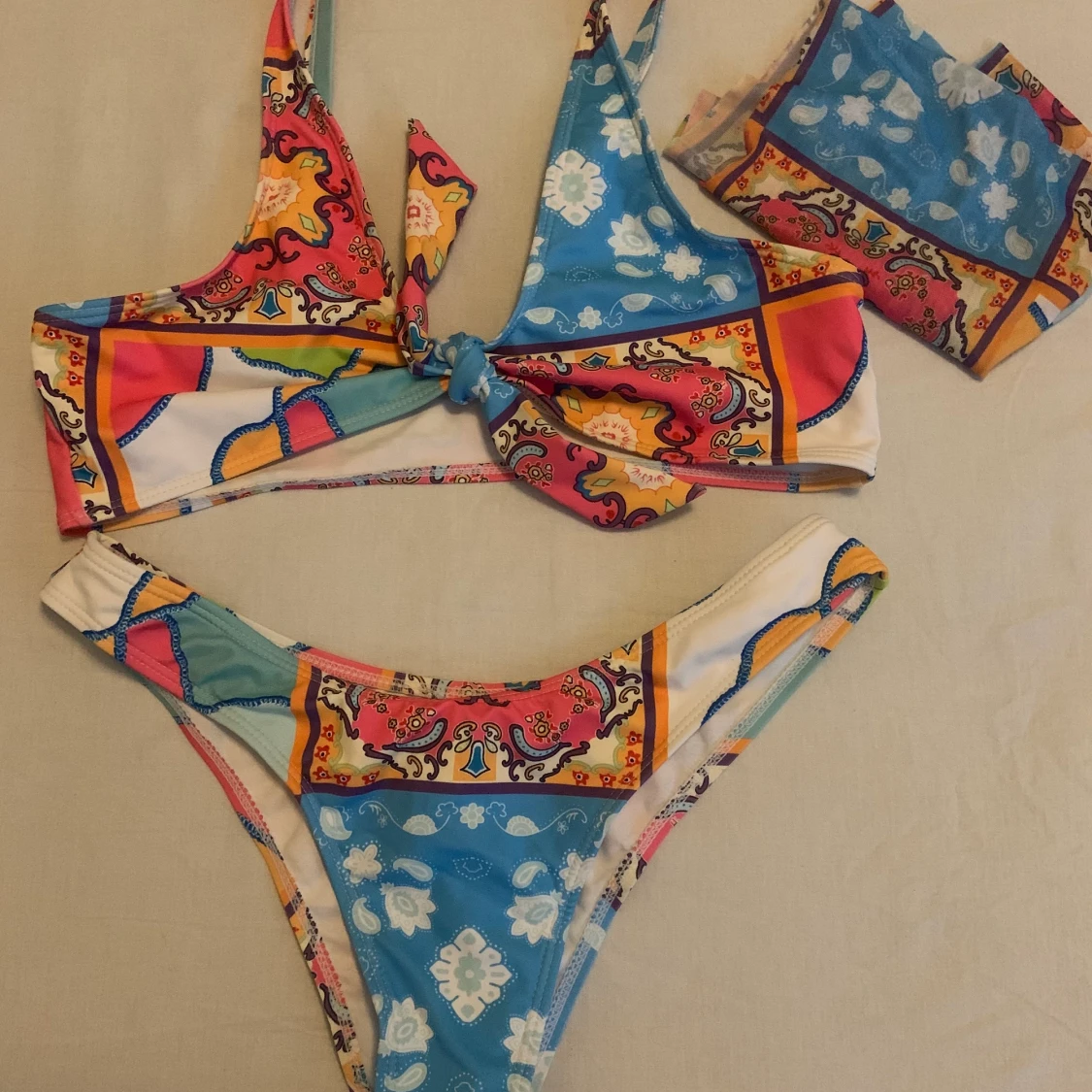 Färgglad bikini med scarfs