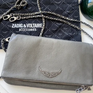 Zadig voltaire grå - Som ny, säljer för har köpt en ny🥰 Pris kan diskuteras 
