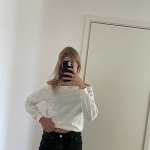 GinaTricot off shoulder strl S - Supersnygg basic off shoulder från GinaTricot. Använts fåtalet gånger💞💘