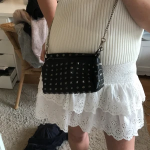 Väska med nitar  - Jättefin trendig väska med nitar, i fint skick förutom att kedjan har rostat pyttelite (dock inget man tänker på) 🌟 skickas med spårbar frakt för 66kr