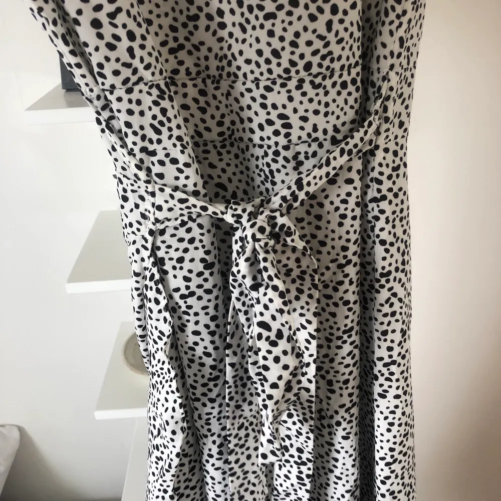 En otroligt fin, svartvit omlottklänning i storlek S. Endast använd en gång och det är på första bilden kan ni ser mer rättvist hur klänningen faktiskt ser ut🌸. Klänningar.