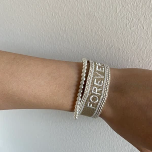 Armband  - Super fint armband som passar perfekt till sommaren🔥❤️ Har massvis av dessa å älskar dom! Alldrig använt då jag fick detta i present å redan hade denna färg💋 Frakt=10kr 