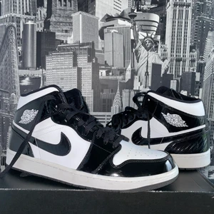 Air Jordan 1 Mid SE ASW Carbon - Säljer mina air jordan 1 carbon i väldigt gott skick. Använda varsamt endast ett fåtal gånger. Säljer då de inte kommer till användning.