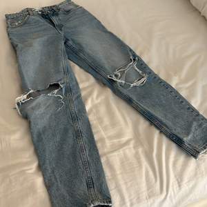 Blåa jeans från zara med snygga slits i storlek 32💕